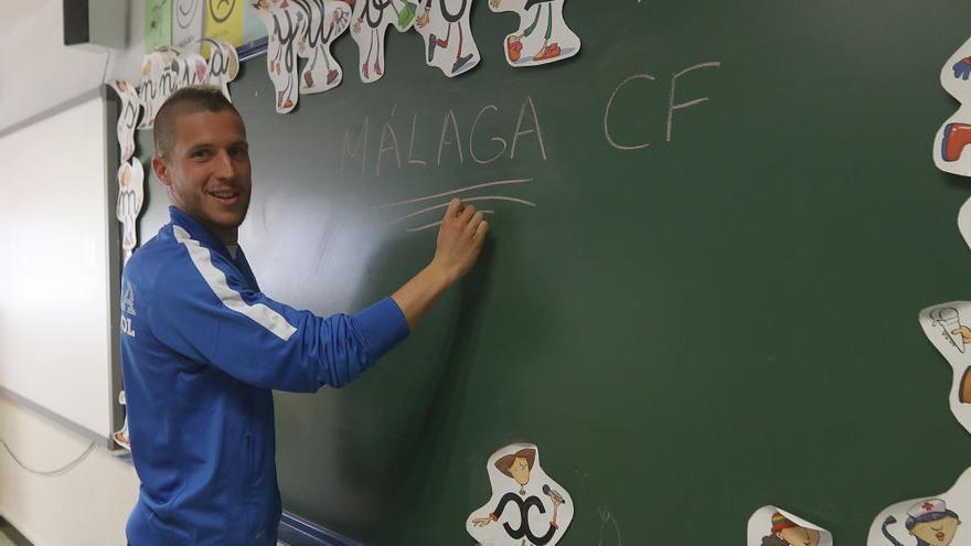 Keko Gontán, extremo derecho del Málaga, durante su visita al CEIP Manuel Siurot de la capital con la campaña Valores Blanquiazules de la Fundación del club.