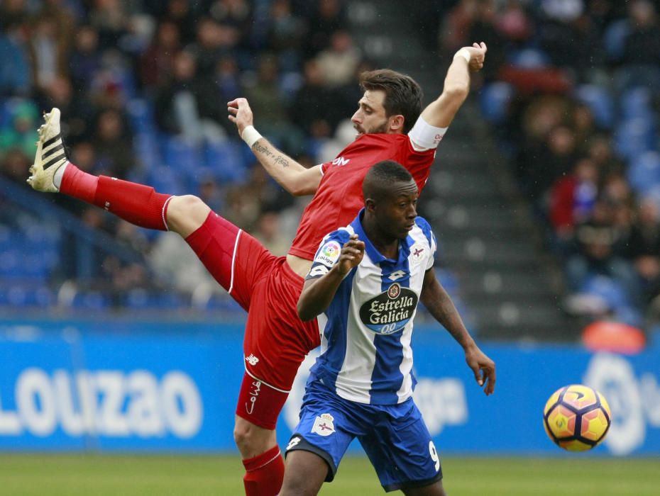 El Dépor cae en el descuento ante el Sevilla