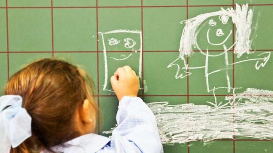 Varios niños de Infantil y Primaria, ayer, a su llegada a sus colegios durante el primer día de curso. / carlos pardellas / 13fotos