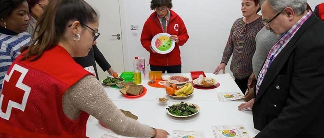 Participantes en un taller de alimentación saludable para personas desfavorecidas.