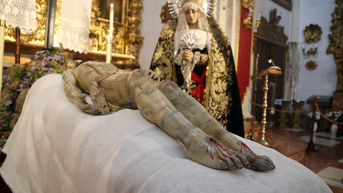 El Señor Yacente, junto a María Santísima de la Soledad, en la Parroquia de El Santo.