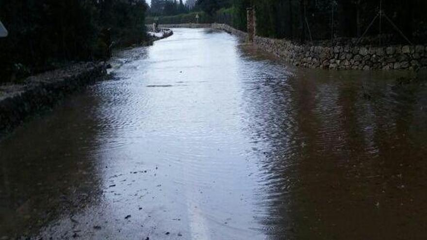 Blick auf die überflutete Straße nach Cala Sant Vicenç am Montag.