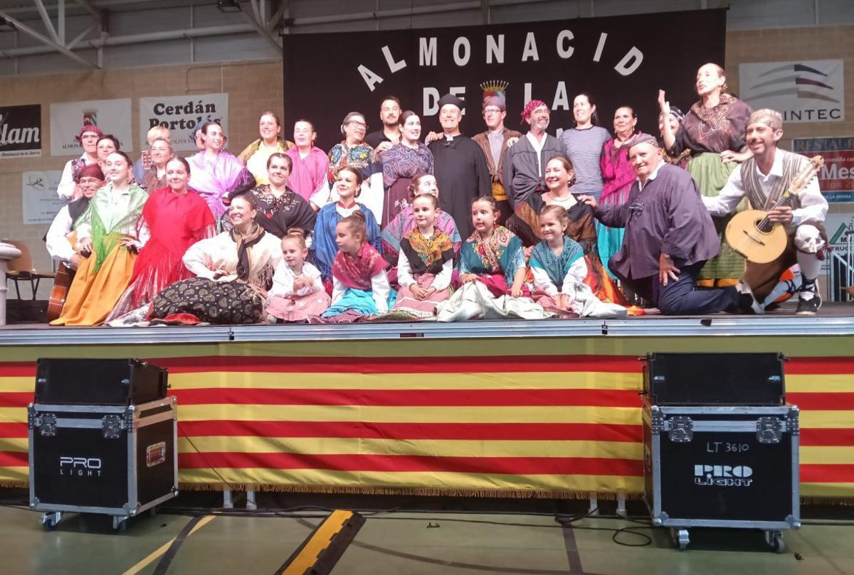 El grupo de jota puso el broche al curso con un gran festival.  | SERVICIO ESPECIAL
