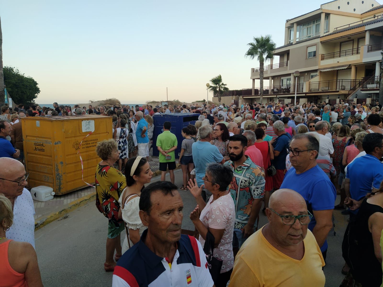 Miles de vecinos de los pueblos de la costa protestan contra los derribos en primera línea