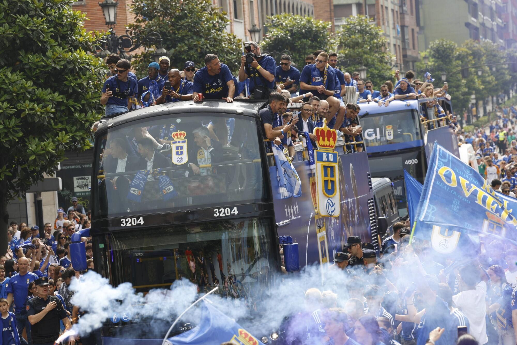 Locura azul en las calles de Oviedo para celebrar el ascenso del equipo a Primera División