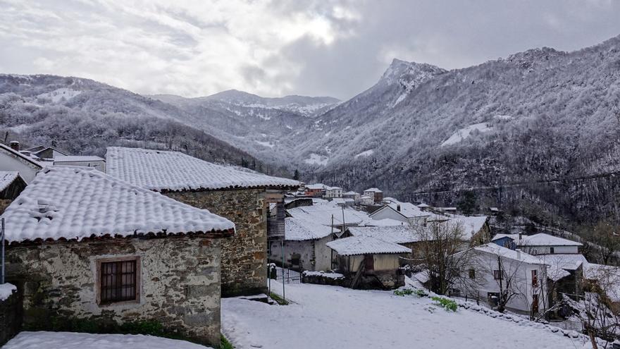 El bulo que circula sobre un pueblo asturiano: no, no te pagan 3.000 euros por vivir en él