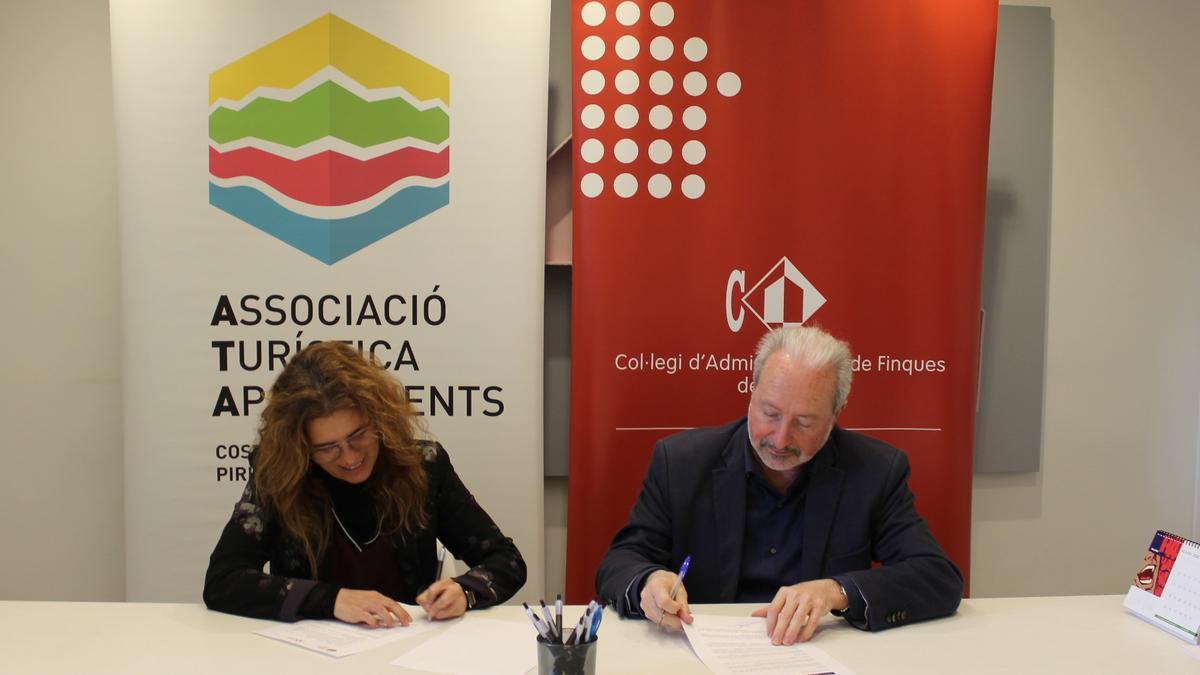 La presidenta de l’Associació Turística d’Apartaments Costa Brava-Pirineu de Girona (ATA), Esther Torrent, i el president del Col·legi d’Administradors de Finques de Girona, Àngel Torramilans, signant el conveni