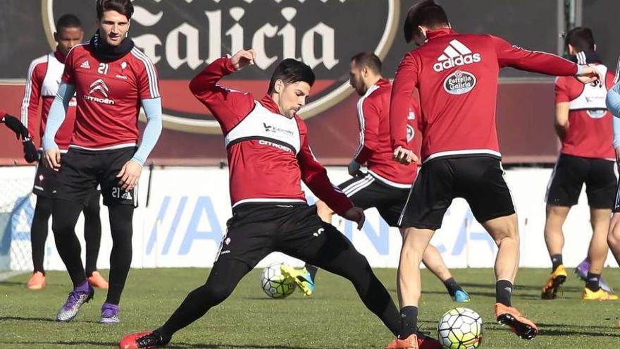 Nolito presiona a Señé, en el entrenamiento de ayer en A Madroa, con Beauvue, Planas y Marcelo Díaz . // Adrián Irago