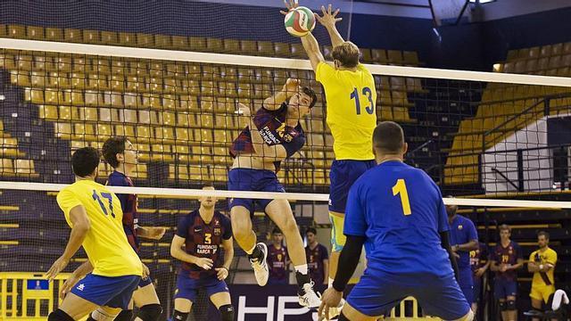 Lance del juego del partido de ayer entre el CV Guaguas y el Barca en el primer partido de pretemporada de los canarios.