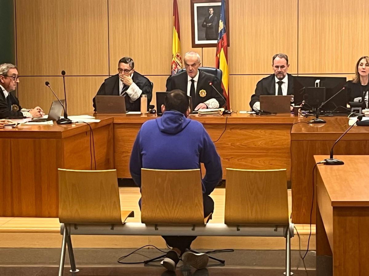 El acusado de retener y violar a un joven en el barrio de la Coma durante el juicio celebrado este martes.