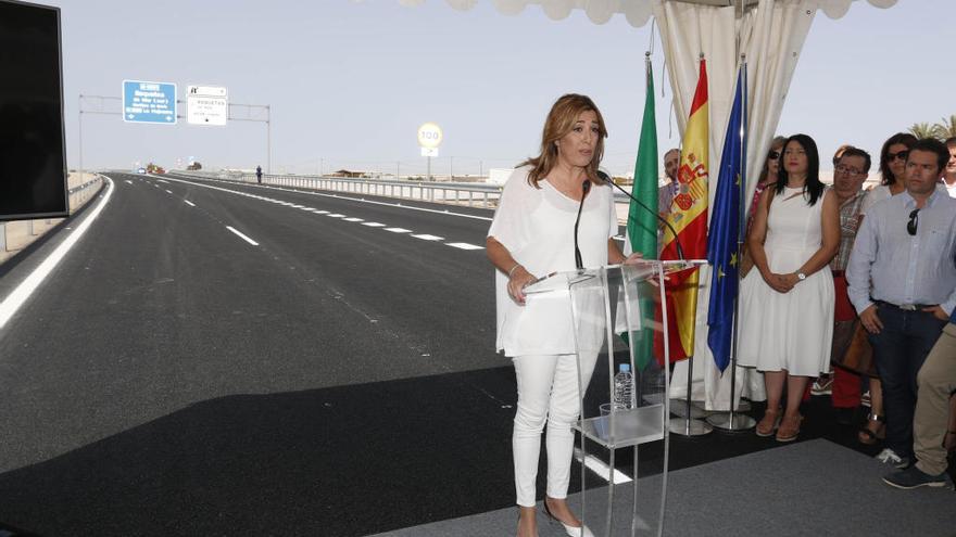 La presidenta de la Junta de Andalucía, Susana Díaz, durante la inauguración hoy de un nuevo tramo de 4 kilómetros de la variante de Roquetas del Mar (Almería)