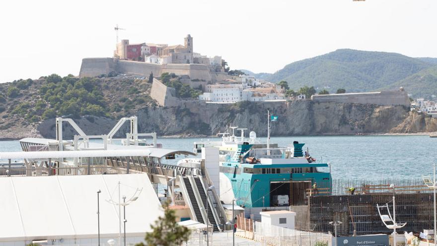 El buque de Baleària &#039;Ramon Llull&#039; en el puerto de Ibiza.