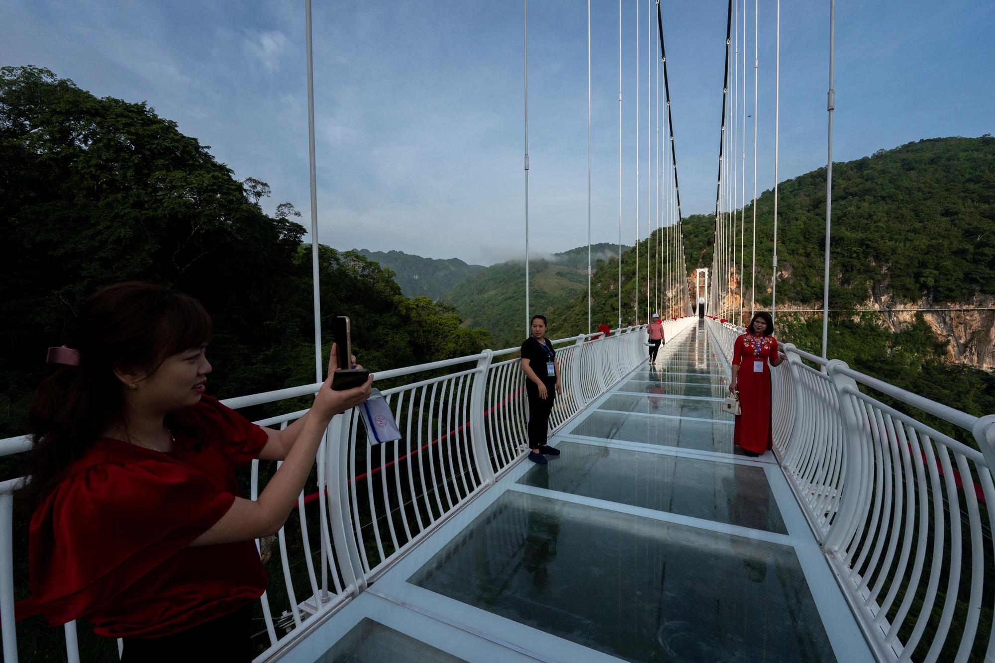 Así es el Dragón Blanco, el puente de cristal más largo del mundo