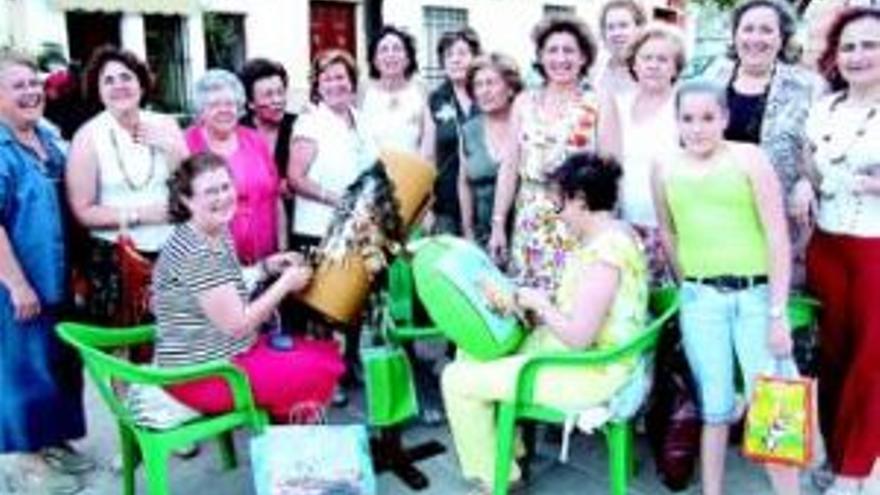 La Plaza Mayor de Bujalance acoge una exhibición de encajes de bolillo