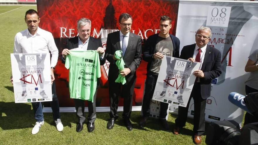 Aira, Martínez Abarca, el alcalde Ballesta, el portero Fernando y el concejal Coello, ayer en la presentación de la Real Murcia KM.