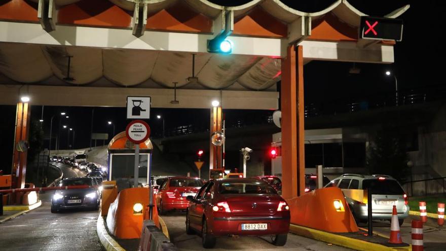 Turismos en las cabinas de peaje de la AP-9 en Redondela. // Alba Villar