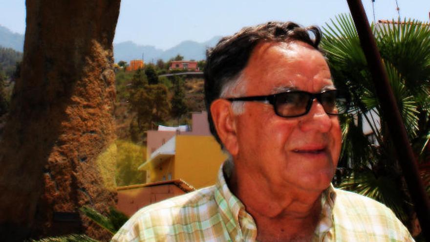 Talio Noda, ante el monumento al Salto del Pastor.