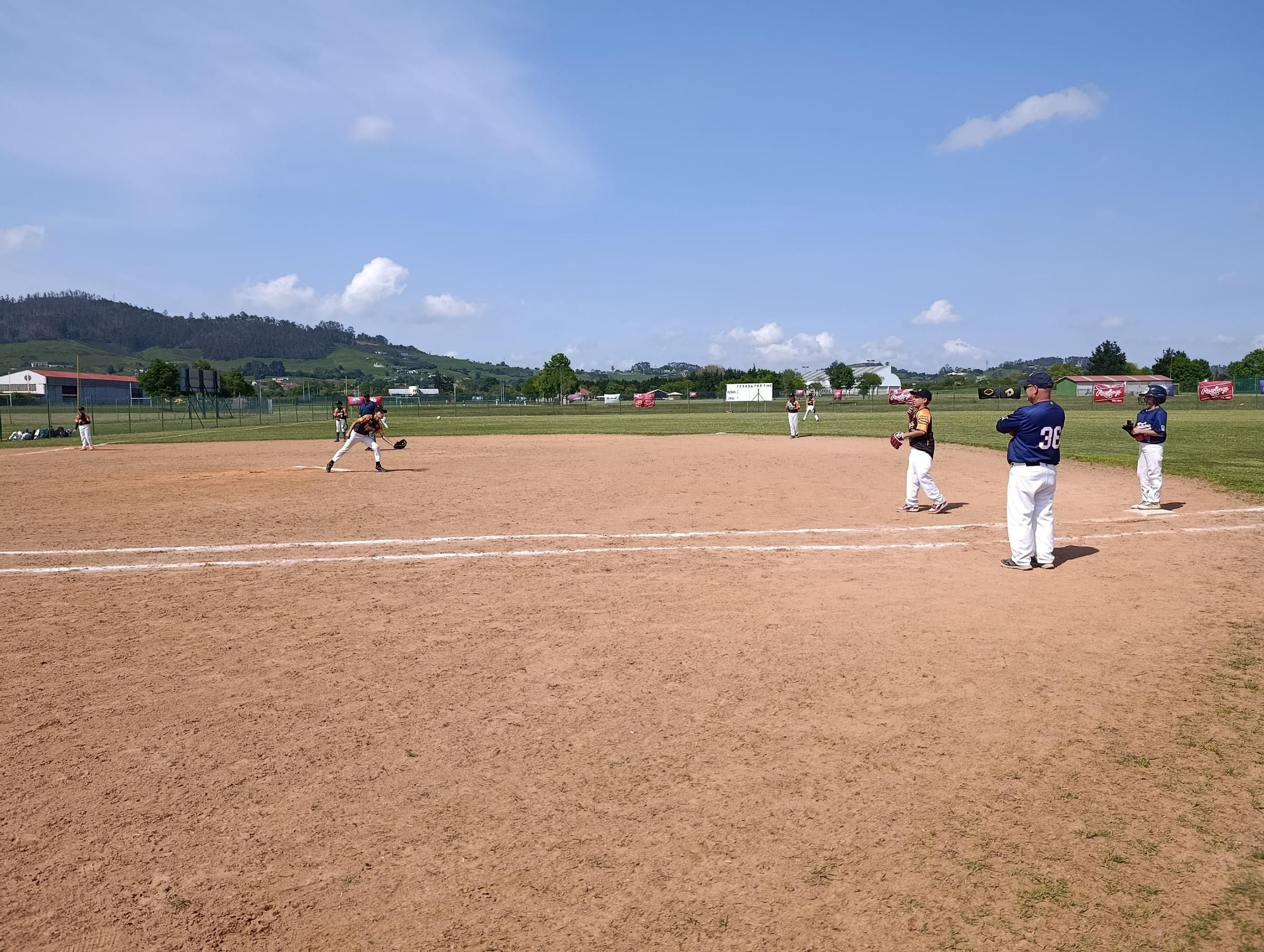 El campeonato Europeo de la Pony League de Béisbol batea en Llanera