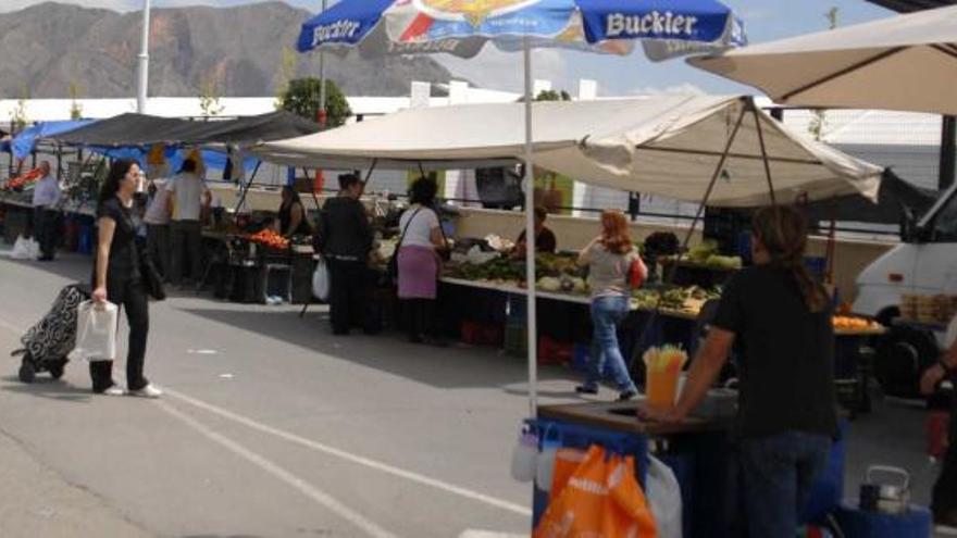 Imagen del principal mercadillo de Orihuela, que se celebra todos los martes en el barrio de Los Huertos.