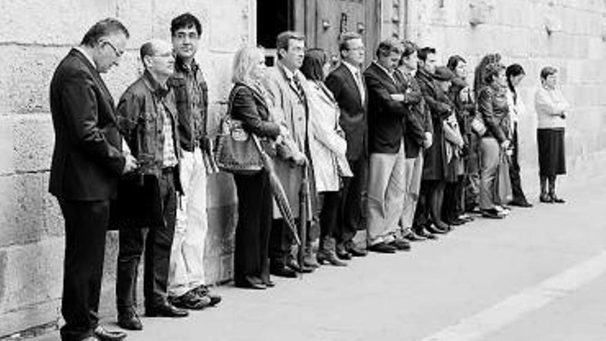 Los abogados guardan un minuto de silencio a la puerta de la Audiencia.