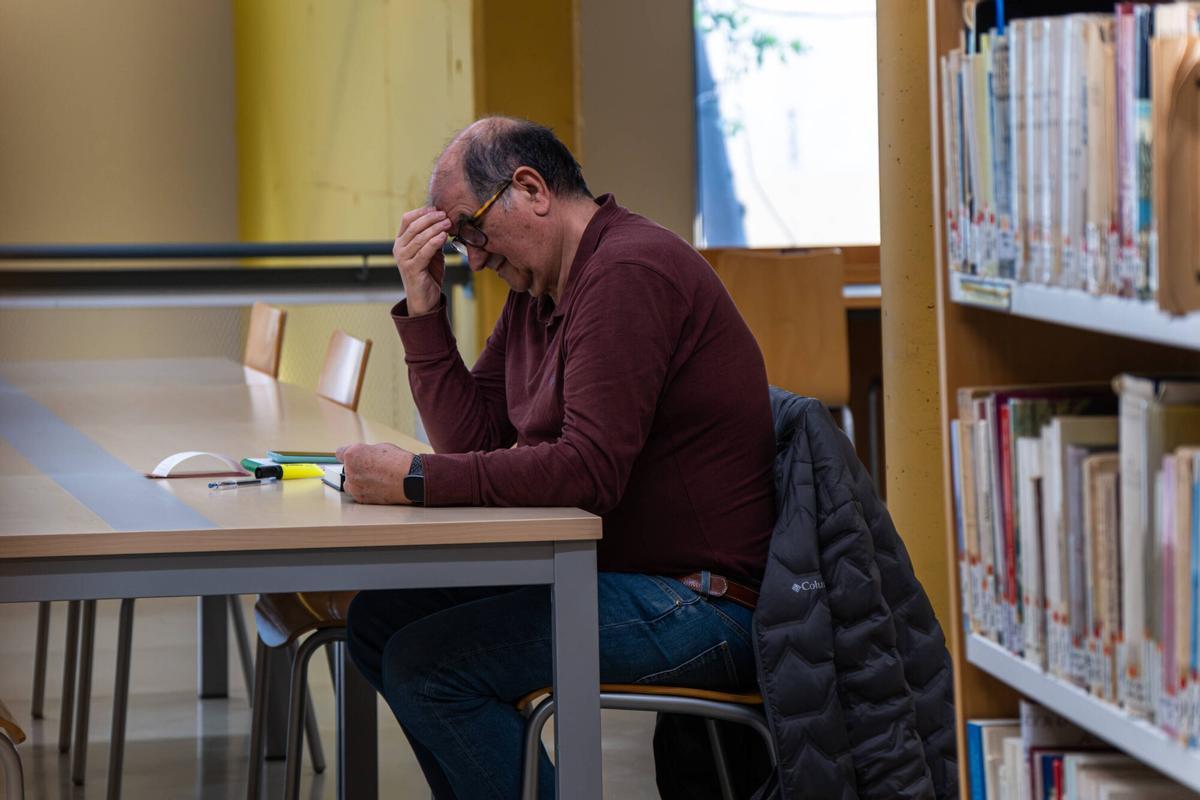 Aumentan los opositores mayores de 50 años. En la foto, una persona de mediana edad estudiando en la biblioteca.