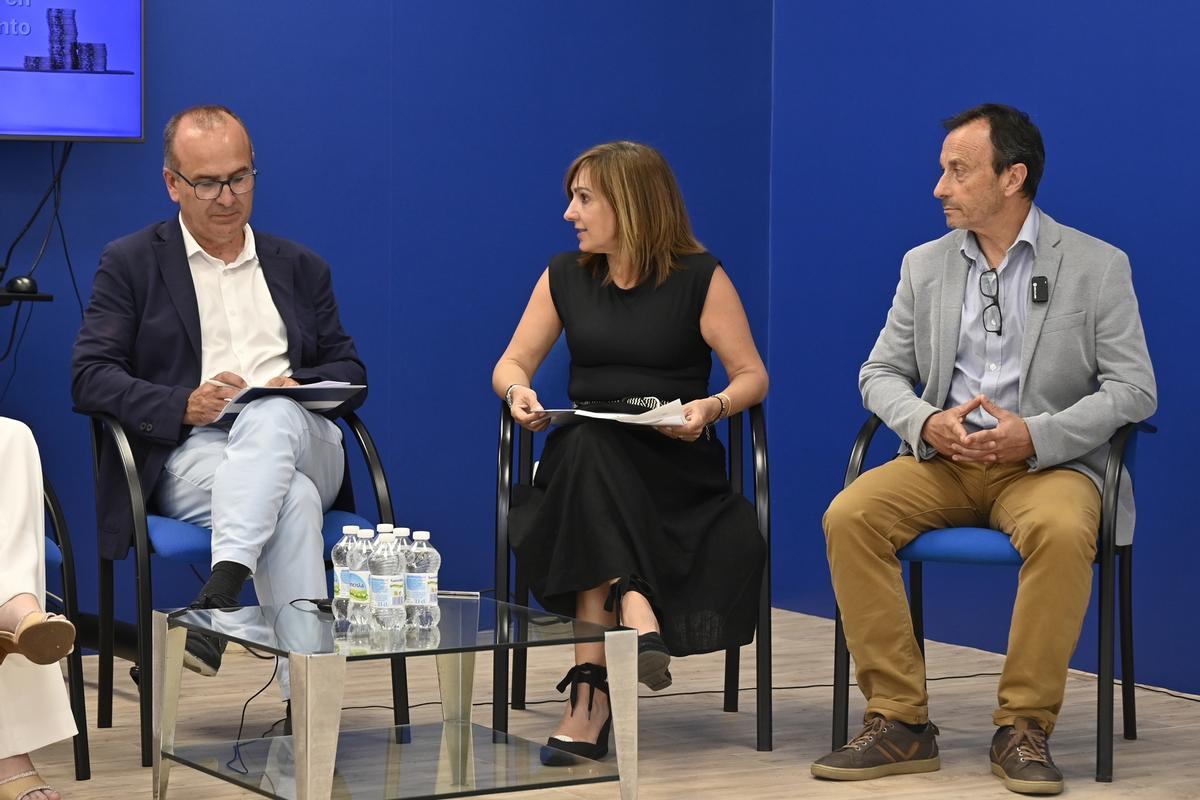 Ángel Báez, Ana López y Vicente Gascó, en la mesa de debate sobre el salario emocional.
