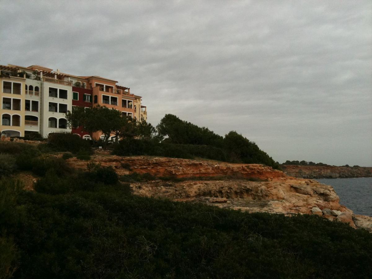 Imagen de algunas de las construcciones ubicadas sobre la cueva de Vallgornera.