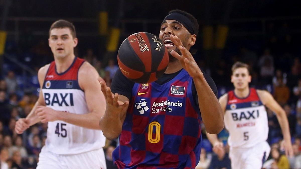 Brandon Davies penetra en l zona del Manresa sin oposicion.