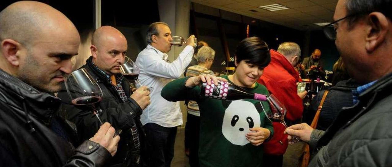 Los asistentes a la presentación del nuevo mencía de Paco &amp; Lola. // Iñaki Abella