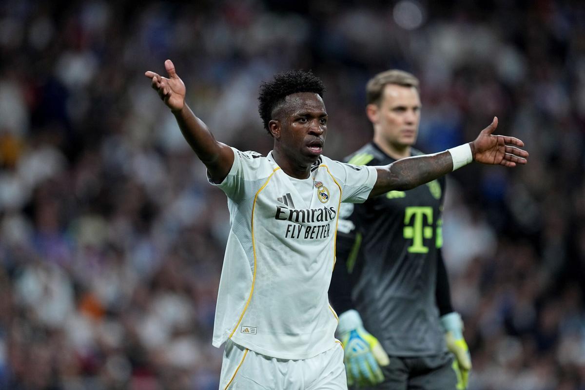 Vinicius Junior se queja durante el partido ante el Bayern