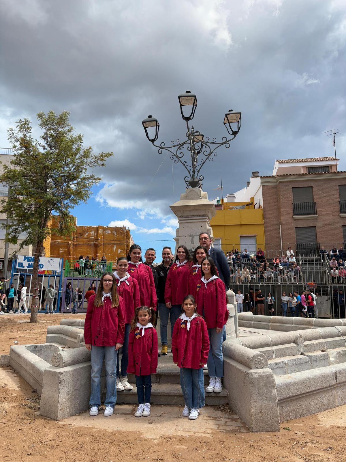 La reina, su corte de honor, el alcalde en funciones, Fernando Daròs; el presidente de la comisión, Juan Ibáñez y el párroco, Marc Estelas, antes de empezar las vacas.