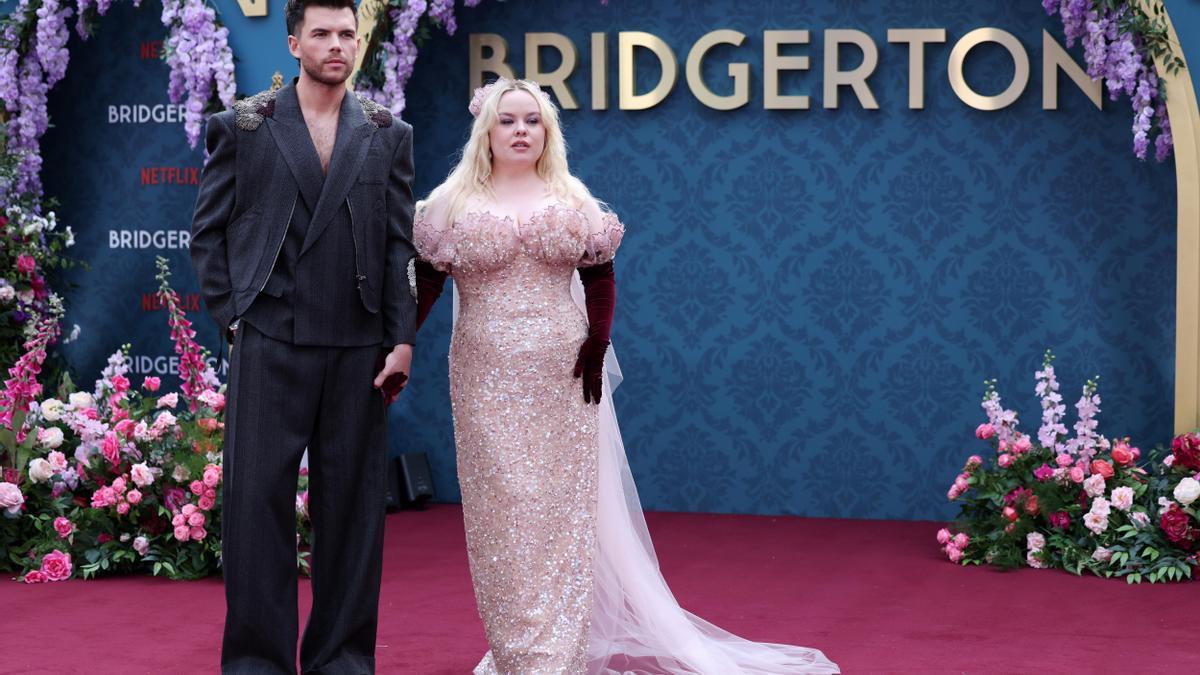 Luke Newton y Nicola Coughlan en la première de la tercera temporada de Bridgerton.