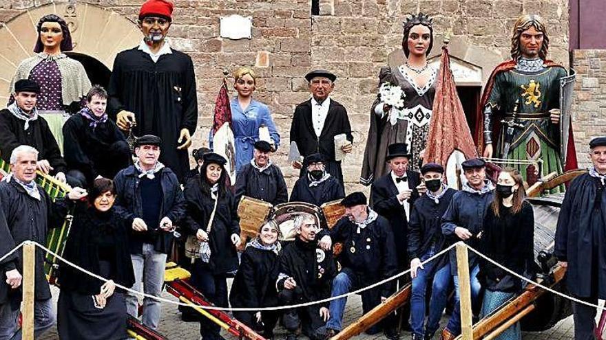 La comissió i els banderers a la plaça de l&#039;Església, diumenge