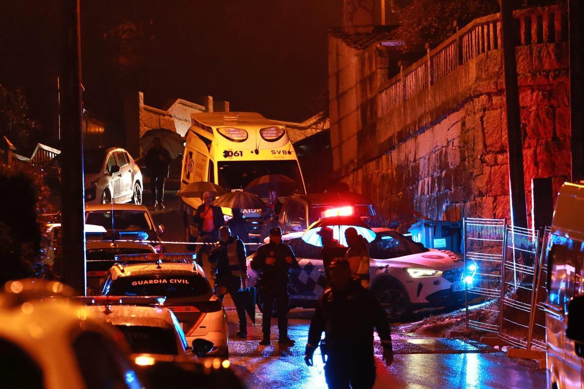 Agentes de policía y una ambulancia en el lugar.