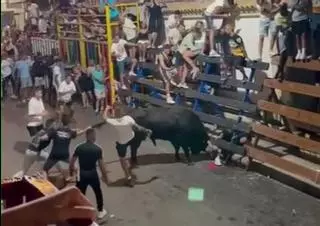 Grave cogida en los "bous al carrer" de Calp: un toro embiste y se ensaña con un joven