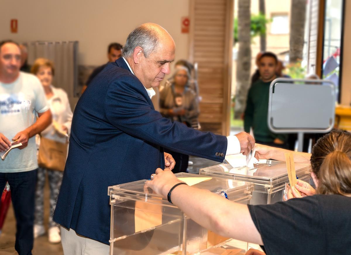 Juanma Cerdá en el momento de depositar su voto en la urna las pasadas elecciones del 28-M en las que ganó como cabeza de lista.
