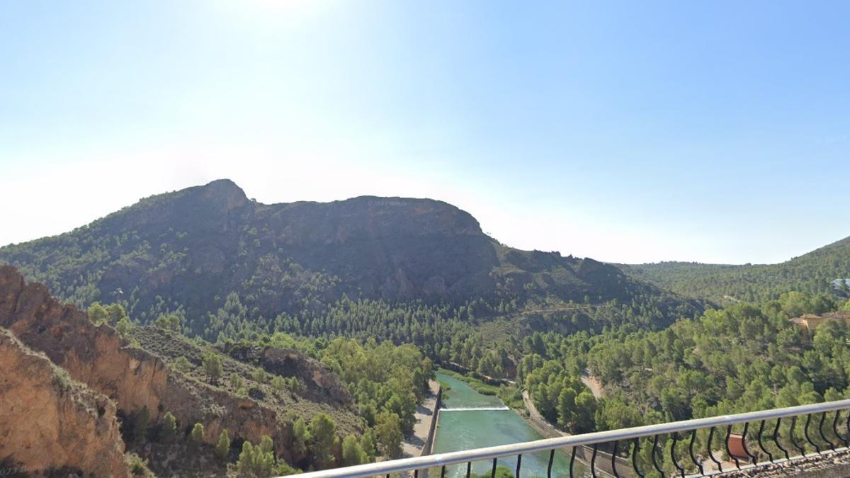 Cabecera de la presa en el embalse del Cenajo