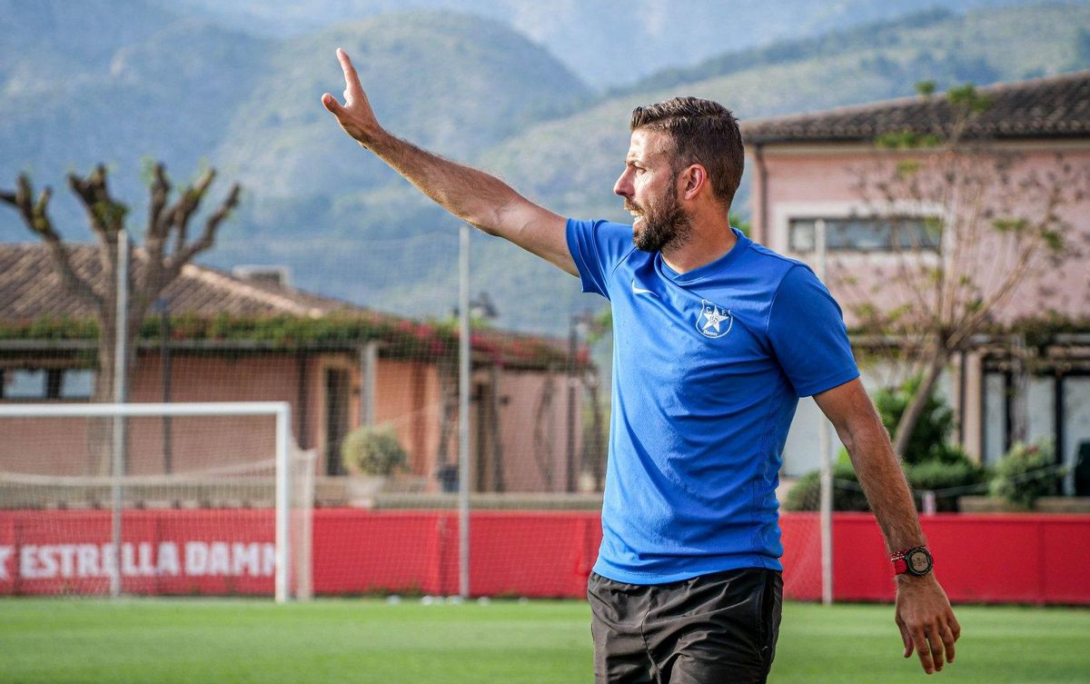 El nuevo entrenador de Las Palmas, Luis García, durante un encuentro.