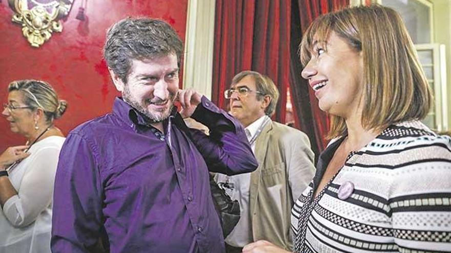 Alberto Jarabo y la presidenta del Govern, Francina Armengol, en los pasillos del Parlament.