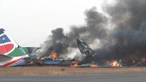 La aeronave chocó contra un camión de bomberos al aterrizar en el aeropuerto.