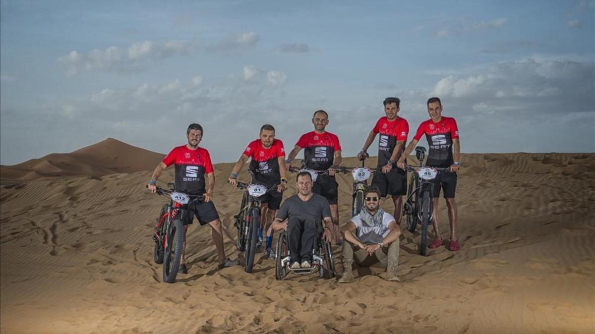 Maxi Iglesias y Albert Llovera con el equipo de Seat