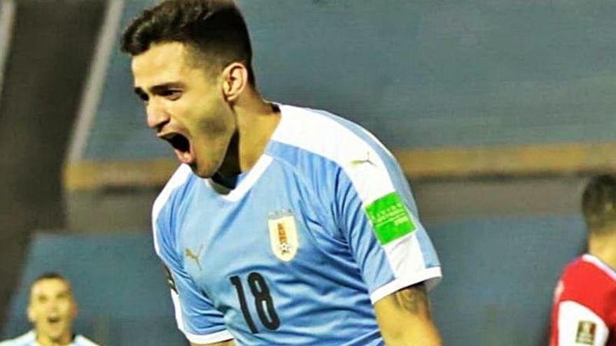 Maxi Gómez salva los muebles de Uruguay