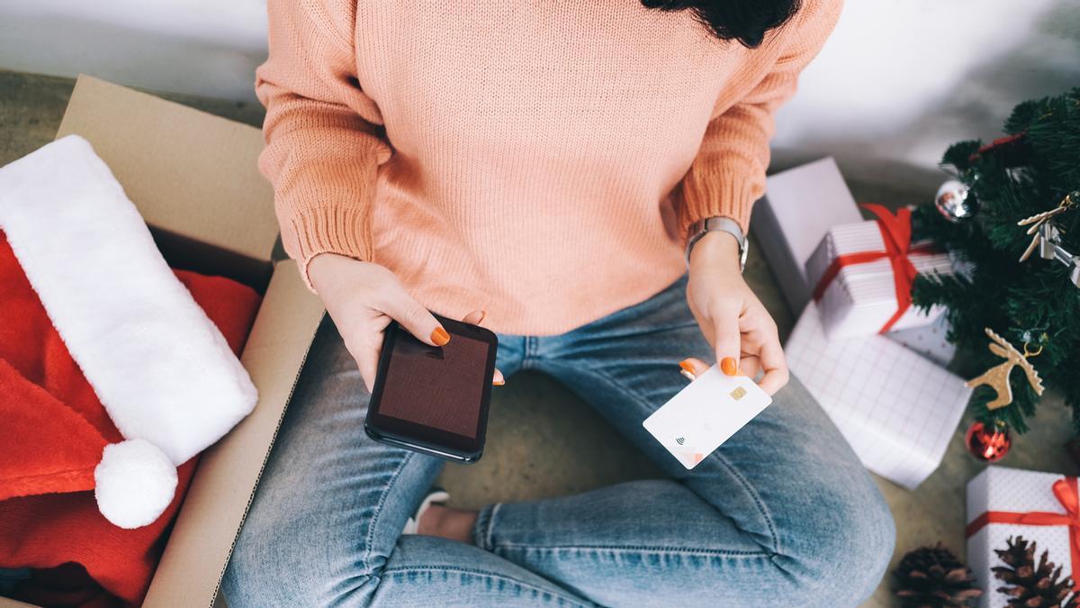 Mujer haciendo sus compras de Navidad online