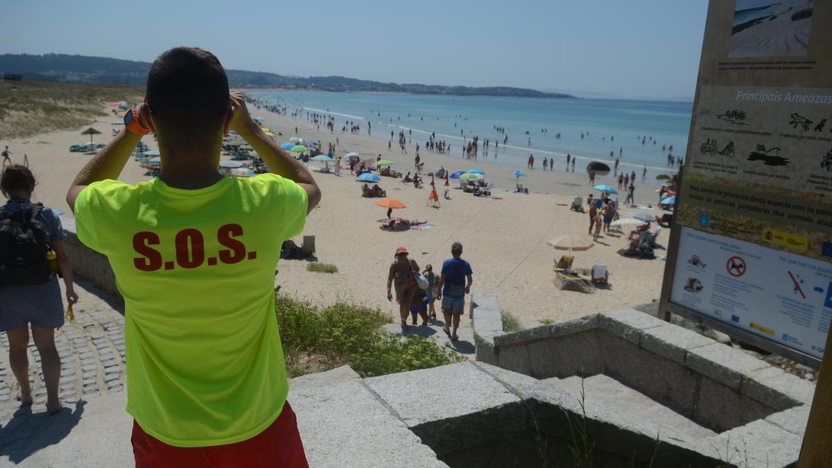 Socorristas en A Lanzada, el verano pasado.