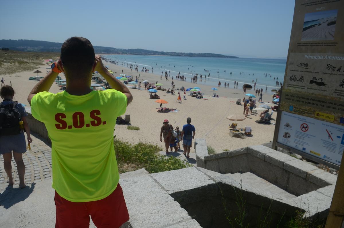 Socorristas en A Lanzada, el verano pasado.