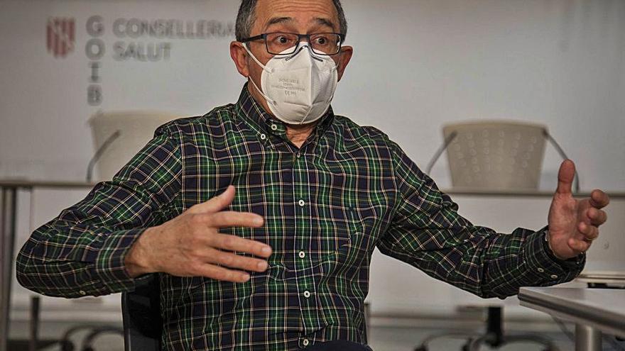 El doctor Javier Arranz, posa sin quitarse la mascarilla para esta entrevista.