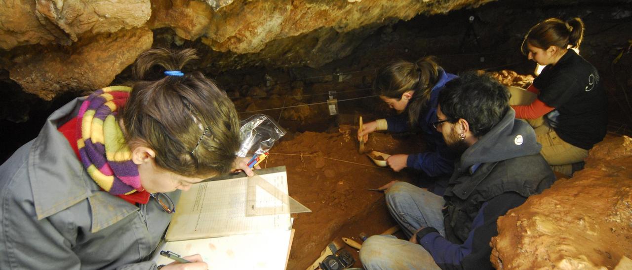 Imagen de archivo de los trabajos en el interior de la cueva de Maltravieso, donde se ha hallado la primera huella del arte humano.