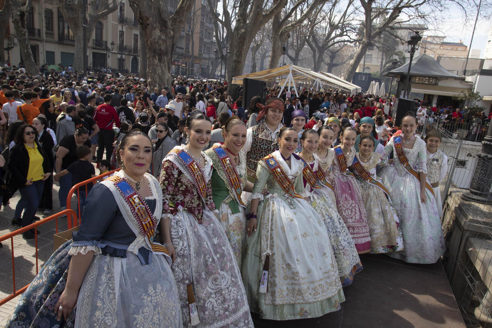 La mascletà de Caballer "retumba" en el Jardí de la Pau de Xàtiva