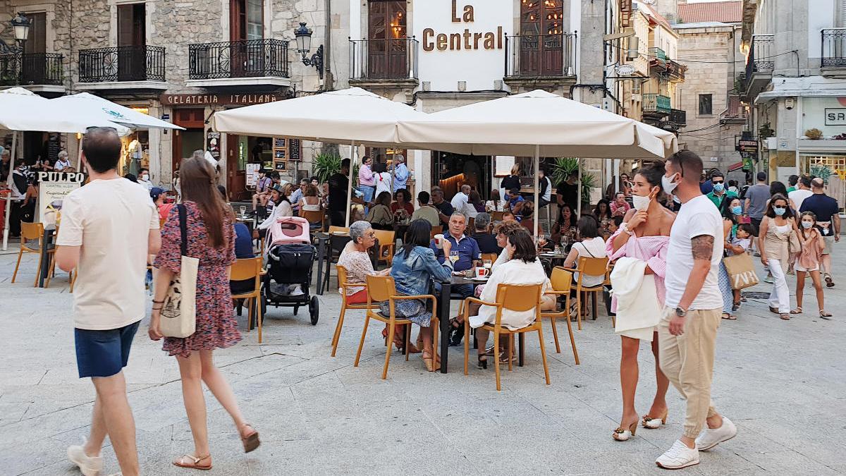 Gente con y sin mascarilla en la Plaza de la Constitución de Vigo. // Marta G. Brea