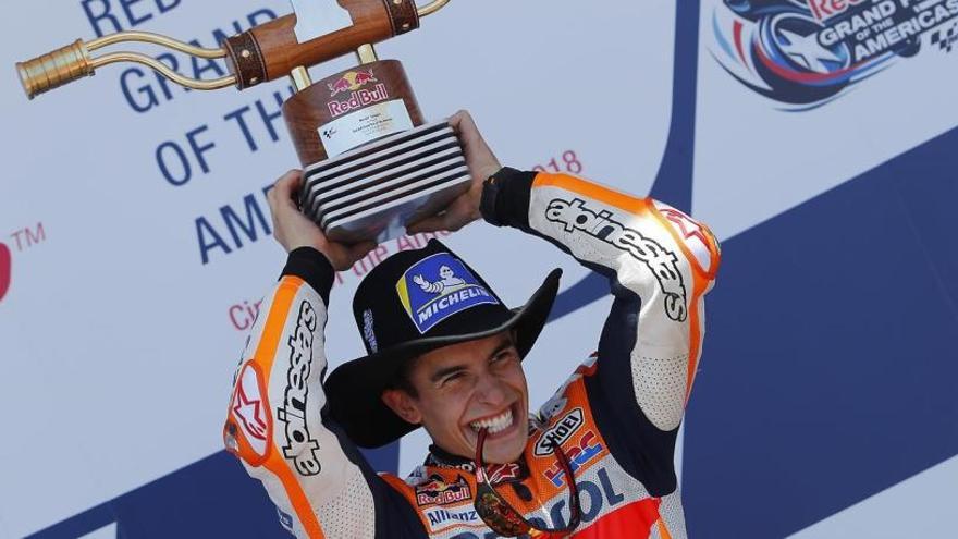 Marc Márquez con el trofeo de campeón en Austin.